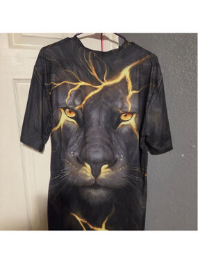 Black lion graphic tee with yellow lightning bolts #animal #lightning
